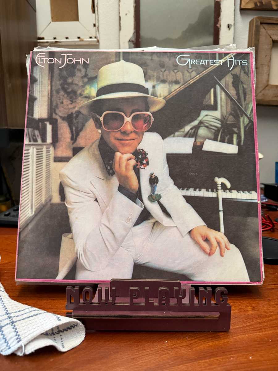 Elton John – Greatest Hits sleeve