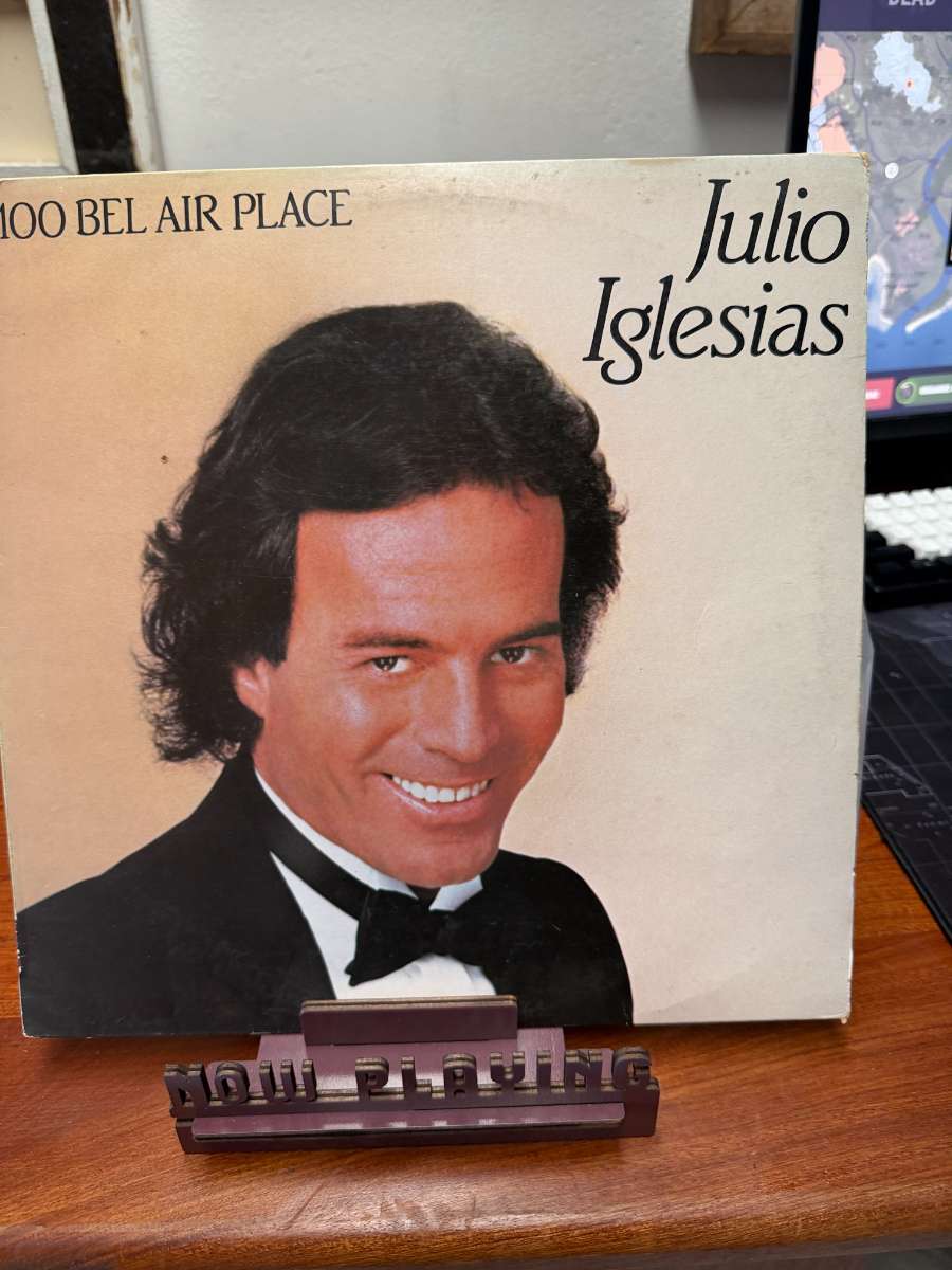 Julio Iglesias – 1100 Bel Air Place sleeve